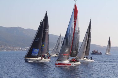 Bodrum, Hindi. 18 Ocak 2020: Yelkenliler Ege Denizi 'nin mavi sularında, ünlü tatil beldesi Bodrum' un kıyılarında rüzgarlı havada yelken açıyor..