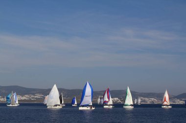 Bodrum, Hindi. 18 Ocak 2020: Yelkenliler Ege Denizi 'nin mavi sularında, ünlü tatil beldesi Bodrum' un kıyılarında rüzgarlı havada yelken açıyor..