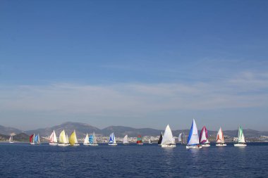 Bodrum, Hindi. 18 Ocak 2020: Yelkenliler Ege Denizi 'nin mavi sularında, ünlü tatil beldesi Bodrum' un kıyılarında rüzgarlı havada yelken açıyor..