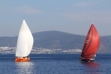 Bodrum, Hindi. 18 Ocak 2020: Yelkenliler Ege Denizi 'nin mavi sularında, ünlü tatil beldesi Bodrum' un kıyılarında rüzgarlı havada yelken açıyor..