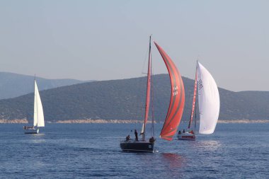 Bodrum, Hindi. 18 Ocak 2020: Yelkenliler Ege Denizi 'nin mavi sularında, ünlü tatil beldesi Bodrum' un kıyılarında rüzgarlı havada yelken açıyor..