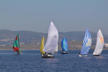 Bodrum, Hindi. 18 Ocak 2020: Yelkenliler Ege Denizi 'nin mavi sularında, ünlü tatil beldesi Bodrum' un kıyılarında rüzgarlı havada yelken açıyor..