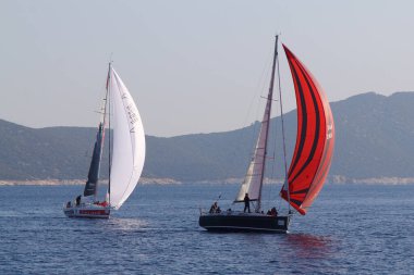 Bodrum, Hindi. 18 Ocak 2020: Yelkenliler Ege Denizi 'nin mavi sularında, ünlü tatil beldesi Bodrum' un kıyılarında rüzgarlı havada yelken açıyor..