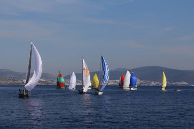 Bodrum, Hindi. 18 Ocak 2020: Yelkenliler Ege Denizi 'nin mavi sularında, ünlü tatil beldesi Bodrum' un kıyılarında rüzgarlı havada yelken açıyor..