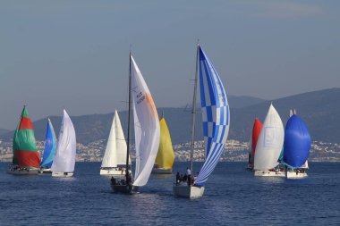 Bodrum, Hindi. 18 Ocak 2020: Yelkenliler Ege Denizi 'nin mavi sularında, ünlü tatil beldesi Bodrum' un kıyılarında rüzgarlı havada yelken açıyor..