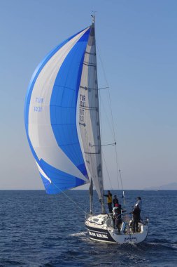 Bodrum, Hindi. 18 Ocak 2020: Yelkenliler Ege Denizi 'nin mavi sularında, ünlü tatil beldesi Bodrum' un kıyılarında rüzgarlı havada yelken açıyor..