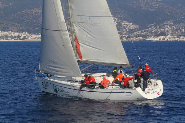 Bodrum, Hindi. 18 Ocak 2020: Yelkenliler Ege Denizi 'nin mavi sularında, ünlü tatil beldesi Bodrum' un kıyılarında rüzgarlı havada yelken açıyor..