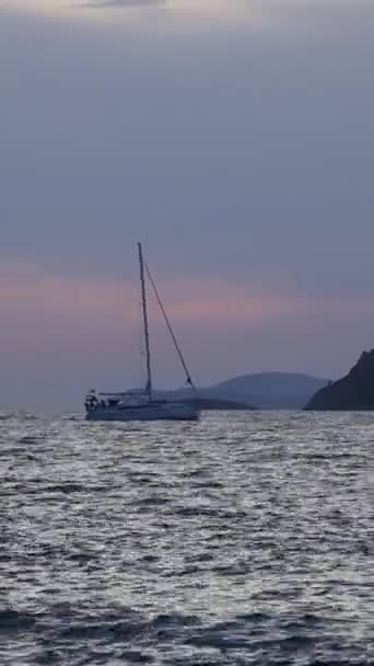 Ensam Segelbåt Vid Solnedgången Atmosfäriskt Kustlandskap Vertikal Video För Sociala — Stockvideo