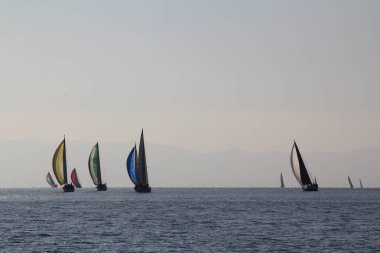 Bodrum, Hindi. 18 Ocak 2020: Yelkenliler Ege Denizi 'nin mavi sularında, ünlü tatil beldesi Bodrum' un kıyılarında rüzgarlı havada yelken açıyor..