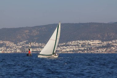 Bodrum, Hindi. 18 Ocak 2020: Yelkenliler Ege Denizi 'nin mavi sularında, ünlü tatil beldesi Bodrum' un kıyılarında rüzgarlı havada yelken açıyor..