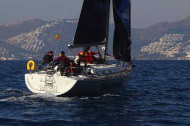 Bodrum, Hindi. 18 Ocak 2020: Yelkenliler Ege Denizi 'nin mavi sularında, ünlü tatil beldesi Bodrum' un kıyılarında rüzgarlı havada yelken açıyor..