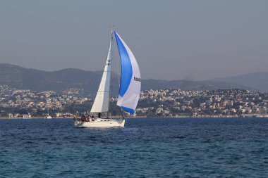 Bodrum, Hindi. 18 Ocak 2020: Yelkenliler Ege Denizi 'nin mavi sularında, ünlü tatil beldesi Bodrum' un kıyılarında rüzgarlı havada yelken açıyor..