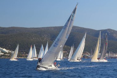 Bodrum, Hindi. 09 Şubat 2020: Ege Denizi 'nin mavi sularında, ünlü tatil beldesi Bodrum' un kıyılarında yelkenliler rüzgarlı havada yelken açıyor.