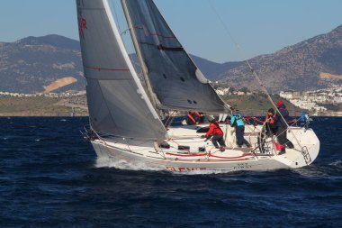 Bodrum, Hindi. 09 Şubat 2020: Ege Denizi 'nin mavi sularında, ünlü tatil beldesi Bodrum' un kıyılarında yelkenliler rüzgarlı havada yelken açıyor.