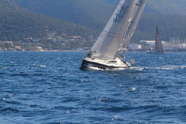 Bodrum, Hindi. 09 Şubat 2020: Ege Denizi 'nin mavi sularında, ünlü tatil beldesi Bodrum' un kıyılarında yelkenliler rüzgarlı havada yelken açıyor.