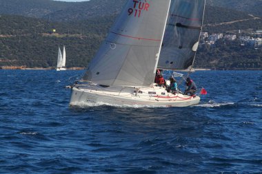 Bodrum, Hindi. 09 Şubat 2020: Ege Denizi 'nin mavi sularında, ünlü tatil beldesi Bodrum' un kıyılarında yelkenliler rüzgarlı havada yelken açıyor.