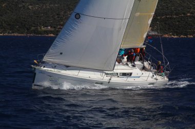 Bodrum, Hindi. 09 Şubat 2020: Ege Denizi 'nin mavi sularında, ünlü tatil beldesi Bodrum' un kıyılarında yelkenliler rüzgarlı havada yelken açıyor.