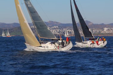 Bodrum, Hindi. 09 Şubat 2020: Ege Denizi 'nin mavi sularında, ünlü tatil beldesi Bodrum' un kıyılarında yelkenliler rüzgarlı havada yelken açıyor.