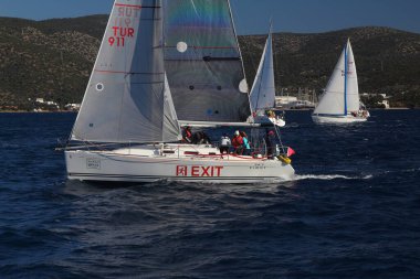 Bodrum, Hindi. 09 Şubat 2020: Ege Denizi 'nin mavi sularında, ünlü tatil beldesi Bodrum' un kıyılarında yelkenliler rüzgarlı havada yelken açıyor.