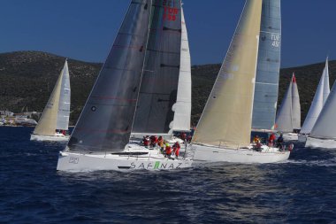 Bodrum, Hindi. 09 Şubat 2020: Ege Denizi 'nin mavi sularında, ünlü tatil beldesi Bodrum' un kıyılarında yelkenliler rüzgarlı havada yelken açıyor.