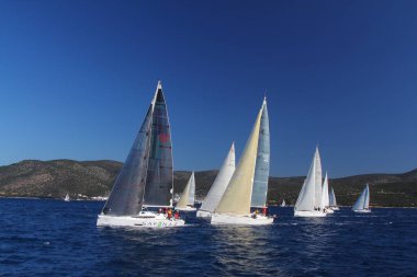 Bodrum, Hindi. 09 Şubat 2020: Ege Denizi 'nin mavi sularında, ünlü tatil beldesi Bodrum' un kıyılarında yelkenliler rüzgarlı havada yelken açıyor.