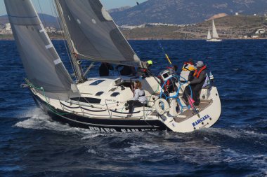 Bodrum, Hindi. 09 Şubat 2020: Ege Denizi 'nin mavi sularında, ünlü tatil beldesi Bodrum' un kıyılarında yelkenliler rüzgarlı havada yelken açıyor.