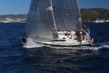 Bodrum, Hindi. 09 Şubat 2020: Ege Denizi 'nin mavi sularında, ünlü tatil beldesi Bodrum' un kıyılarında yelkenliler rüzgarlı havada yelken açıyor.