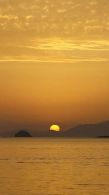 Deniz kenti Turgutreis ve muhteşem gün batımları. Bodrum, Hindi. Sosyal medya için dikey video.