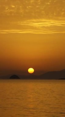 Deniz kenti Turgutreis ve muhteşem gün batımları. Bodrum, Hindi. Sosyal medya için dikey video.