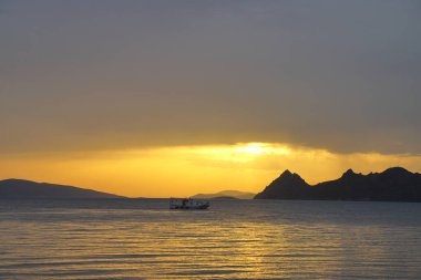 Sahilde gün batımı. Deniz kenti Turgutreis ve muhteşem gün batımları. Seçici Odaklanma.