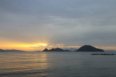 Sahilde gün batımı. Deniz kenti Turgutreis ve muhteşem gün batımları. Seçici Odaklanma.