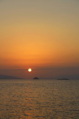 Sahilde gün batımı. Deniz kenti Turgutreis ve muhteşem gün batımları. Seçici Odaklanma.