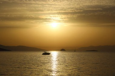 Sahilde gün batımı. Deniz kenti Turgutreis ve muhteşem gün batımları. Seçici Odaklanma.