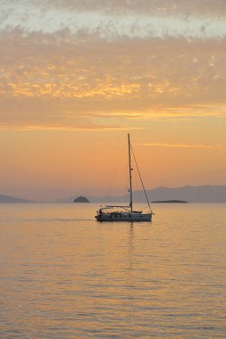 Günbatımı ve yelkenli. Turgutreis, Bodrum.