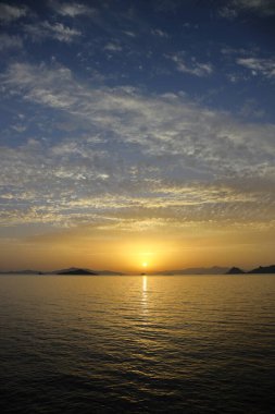 Sahilde gün batımı. Deniz kenti Turgutreis ve muhteşem gün batımları. Seçici Odaklanma.