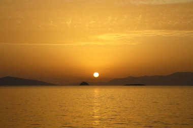 Sahilde gün batımı. Deniz kenti Turgutreis ve muhteşem gün batımları. Seçici Odaklanma.