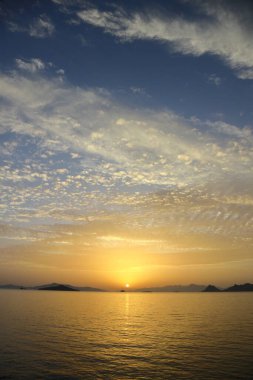 Sahilde gün batımı. Deniz kenti Turgutreis ve muhteşem gün batımları. Seçici Odaklanma.