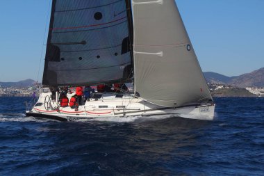 Bodrum, Hindi. 09 Şubat 2020: Ege Denizi 'nin mavi sularında, ünlü tatil beldesi Bodrum' un kıyılarında yelkenliler rüzgarlı havada yelken açıyor.
