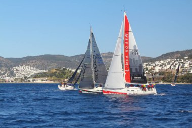 Bodrum, Hindi. 09 Şubat 2020: Ege Denizi 'nin mavi sularında, ünlü tatil beldesi Bodrum' un kıyılarında yelkenliler rüzgarlı havada yelken açıyor.