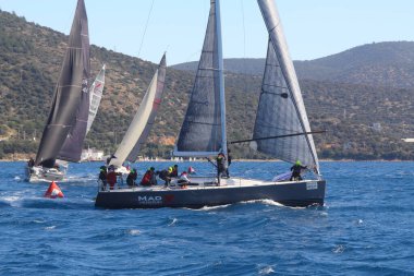 Bodrum, Hindi. 09 Şubat 2020: Ege Denizi 'nin mavi sularında, ünlü tatil beldesi Bodrum' un kıyılarında yelkenliler rüzgarlı havada yelken açıyor.