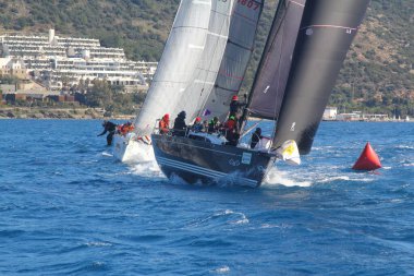 Bodrum, Hindi. 09 Şubat 2020: Ege Denizi 'nin mavi sularında, ünlü tatil beldesi Bodrum' un kıyılarında yelkenliler rüzgarlı havada yelken açıyor.