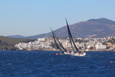 Bodrum, Hindi. 09 Şubat 2020: Ege Denizi 'nin mavi sularında, ünlü tatil beldesi Bodrum' un kıyılarında yelkenliler rüzgarlı havada yelken açıyor.