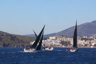 Bodrum, Hindi. 09 Şubat 2020: Ege Denizi 'nin mavi sularında, ünlü tatil beldesi Bodrum' un kıyılarında yelkenliler rüzgarlı havada yelken açıyor.