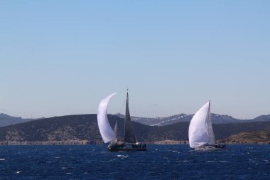 Bodrum, Hindi. 09 Şubat 2020: Ege Denizi 'nin mavi sularında, ünlü tatil beldesi Bodrum' un kıyılarında yelkenliler rüzgarlı havada yelken açıyor.