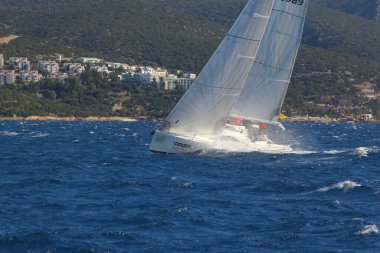 Bodrum, Hindi. 09 Şubat 2020: Ege Denizi 'nin mavi sularında, ünlü tatil beldesi Bodrum' un kıyılarında yelkenliler rüzgarlı havada yelken açıyor.