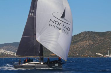 Bodrum, Hindi. 09 Şubat 2020: Ege Denizi 'nin mavi sularında, ünlü tatil beldesi Bodrum' un kıyılarında yelkenliler rüzgarlı havada yelken açıyor.