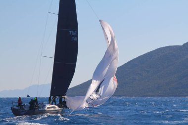 Bodrum, Hindi. 09 Şubat 2020: Ege Denizi 'nin mavi sularında, ünlü tatil beldesi Bodrum' un kıyılarında yelkenliler rüzgarlı havada yelken açıyor.
