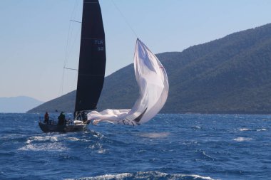 Bodrum, Hindi. 09 Şubat 2020: Ege Denizi 'nin mavi sularında, ünlü tatil beldesi Bodrum' un kıyılarında yelkenliler rüzgarlı havada yelken açıyor.