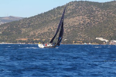 Bodrum, Hindi. 09 Şubat 2020: Ege Denizi 'nin mavi sularında, ünlü tatil beldesi Bodrum' un kıyılarında yelkenliler rüzgarlı havada yelken açıyor.