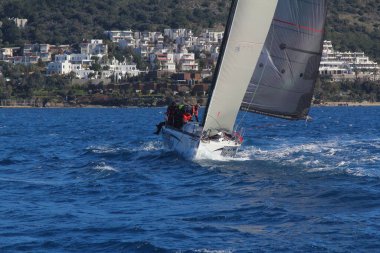 Bodrum, Hindi. 09 Şubat 2020: Ege Denizi 'nin mavi sularında, ünlü tatil beldesi Bodrum' un kıyılarında yelkenliler rüzgarlı havada yelken açıyor.